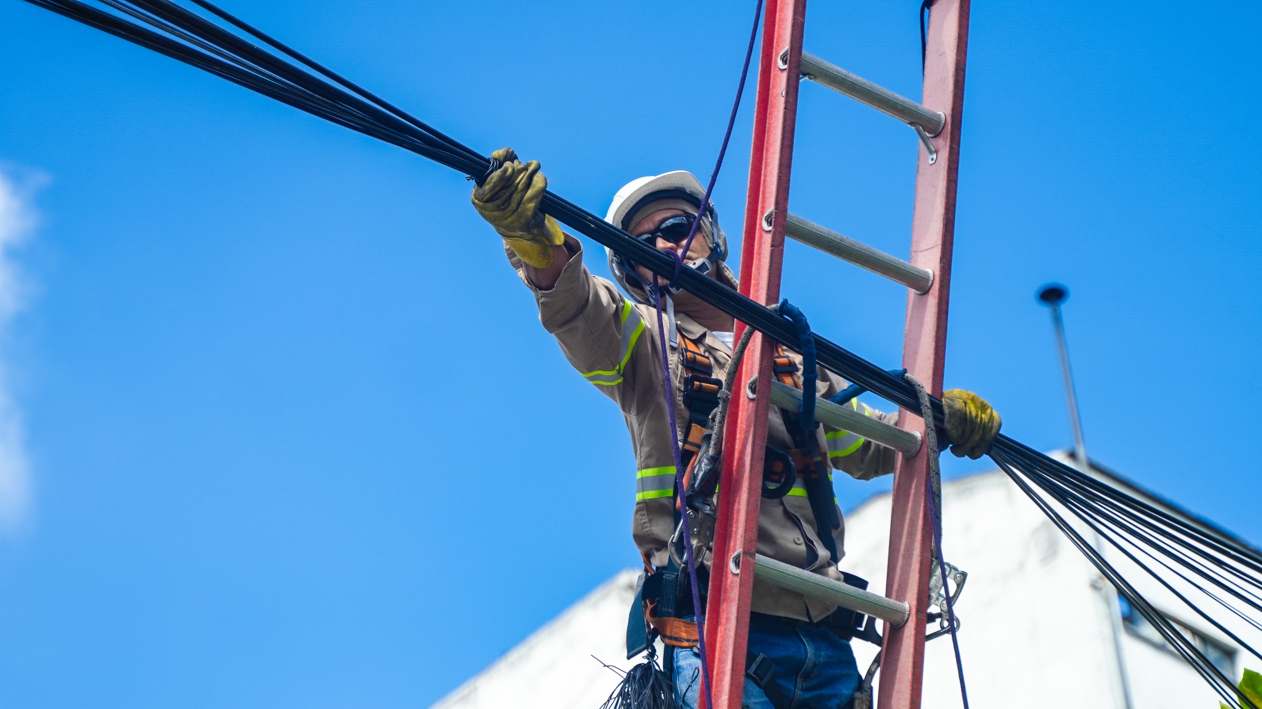 ‘Operación Cali sin enredos’ supera los 57 mil metros lineales de cable retirado en la ciudad