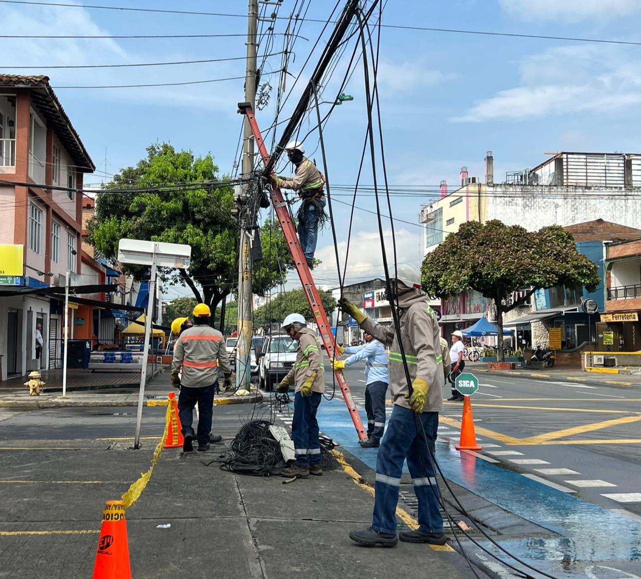 EMCALI avanza en el desmonte de redes en desuso de cableoperadores privados